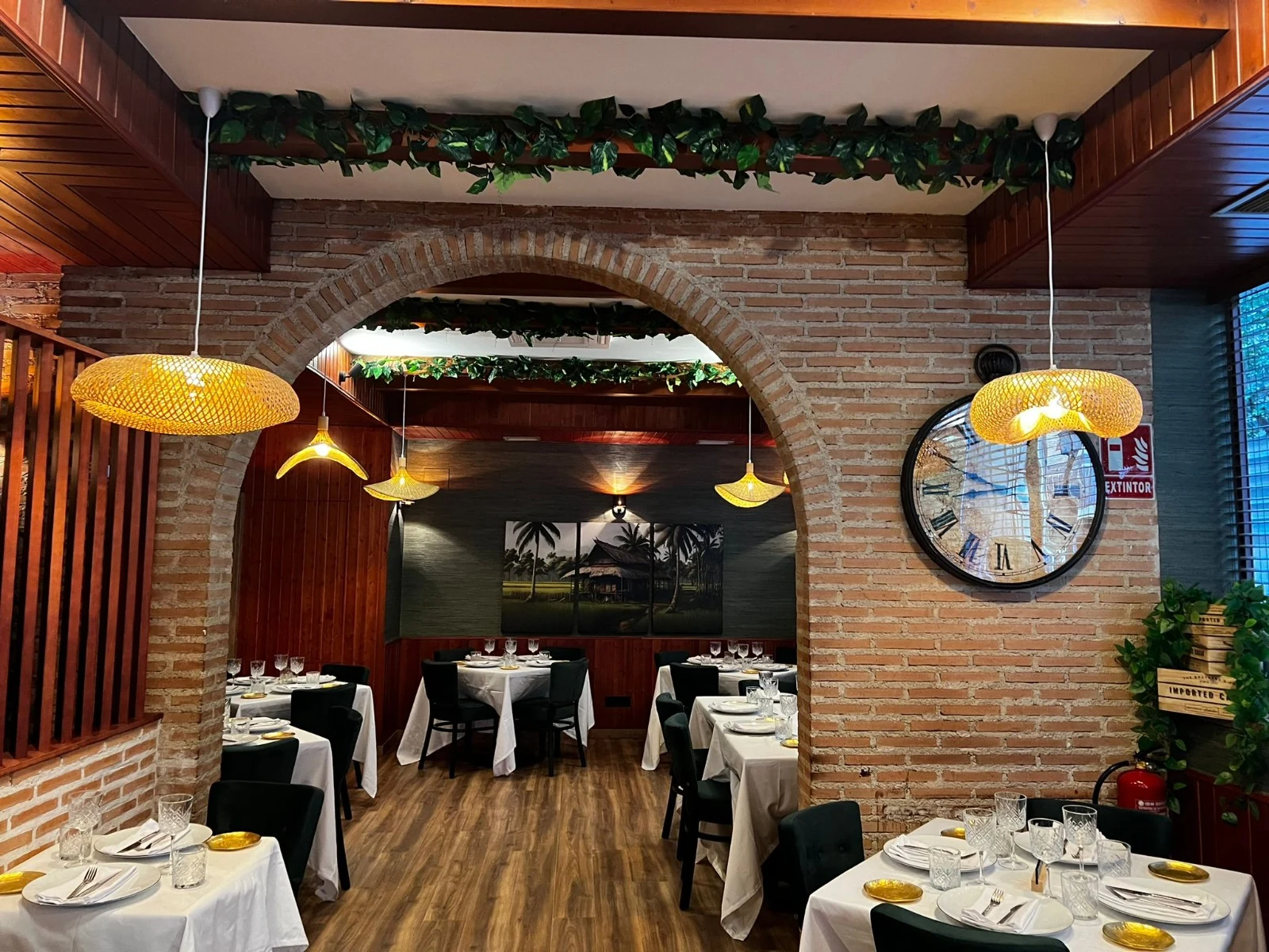 Salón principal de Restaurante Manila visto a través del arco de ladrillo